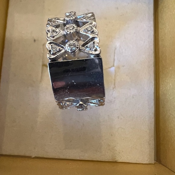 Ladies white gold and Diamond band ring - Picture 3 of 3